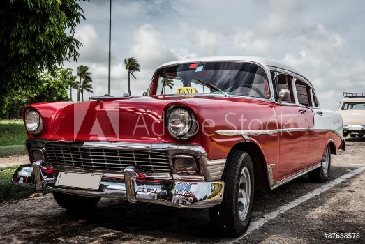 Picture of HDR Kuba Varadero roter Oldtimer parkt am Seitenrand